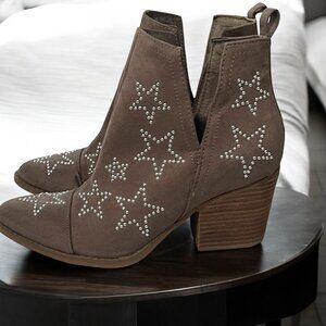 Carlos By Carlos Santana Westerly Womens Star Studded Taupe Suede Ankle Booties